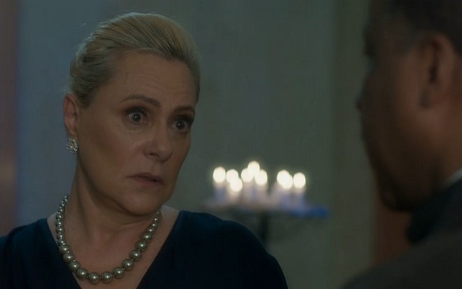 Mirtes (Elizabeth Savala) verá morte da cafetina na bola de cristal em O Sétimo Guardião - Reprodução/TV Globo