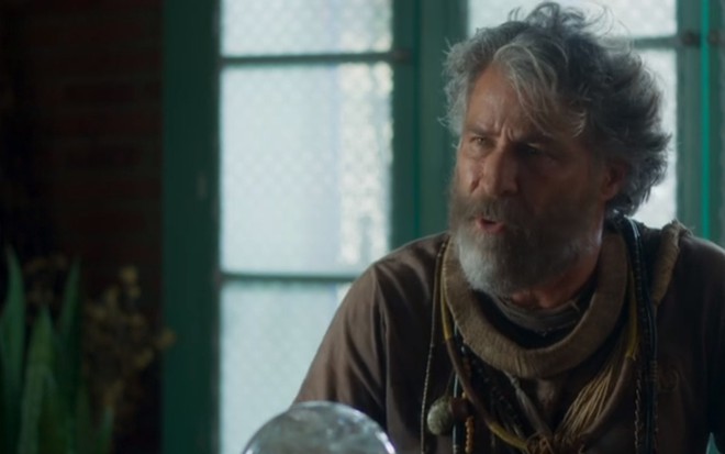 Leopoldo Pacheco em cena da novela O Sétimo Guardião, na qual vive o mendigo Feliciano - Reprodução/TV Globo