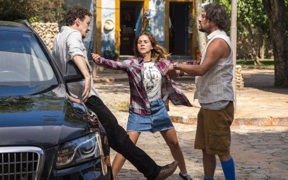 Diana (Laryssa Ayres) tenta separar a briga de Walid (Gabriel Stauffer) e Nicolau (Marcelo Serrado) - Estevam Avellar/TV Globo