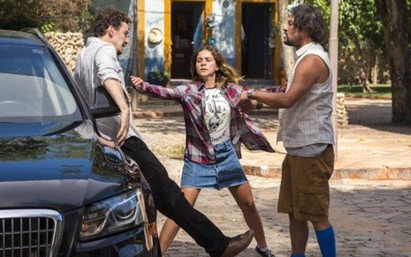 Diana (Laryssa Ayres) tenta separar a briga de Walid (Gabriel Stauffer) e Nicolau (Marcelo Serrado) - Estevam Avellar/TV Globo