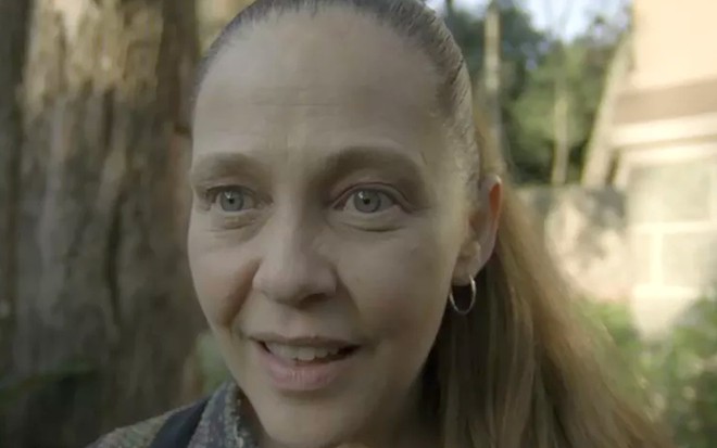 Judith (Isabela Garcia) reage ao ver a marca nas costas de Feijão em O Sétimo Guardião - Reprodução/TV Globo