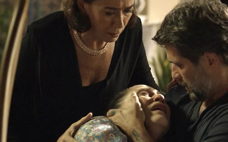 Judith (Isabela Garcia) morre nos braços de Gabriel (Bruno Gagliasso) em O Sétimo Guardião - Reprodução/TV Globo