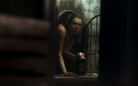 Marilda (Letícia Spiller) sai nua do esconderijo após se banhar na fonte da juventude em O Sétimo Guardião - Reprodução/TV Globo