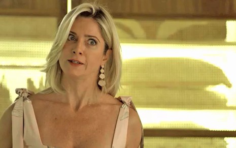 Marilda (Letícia Spiller) ficará desesperada com a falta de tesão do marido em O Sétimo Guardião - Reprodução/TV Globo