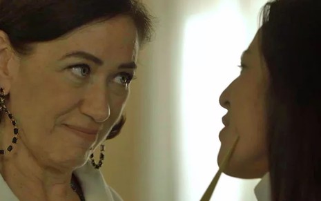 Valentina (Lilia Cabral) aponta tesoura para Laura (Yanna Lavigne) em cena de O Sétimo Guardião - Reprodução/TV Globo