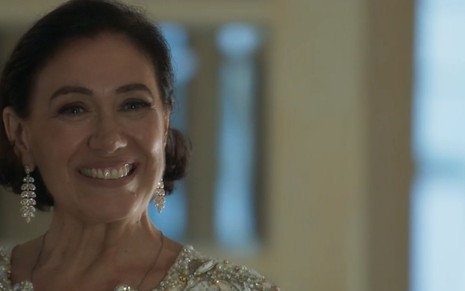Valentina (Lilia Cabral) vai trocar alfinetadas com o filho em evento em O Sétimo Guardião - Reprodução/TV Globo