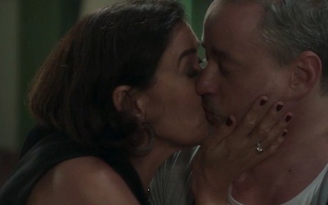 Valentina (LIlia Cabral) beijará Eurico (Dan Stulbach) em cena de O Sétimo Guardião - Reprodução/TV Globo