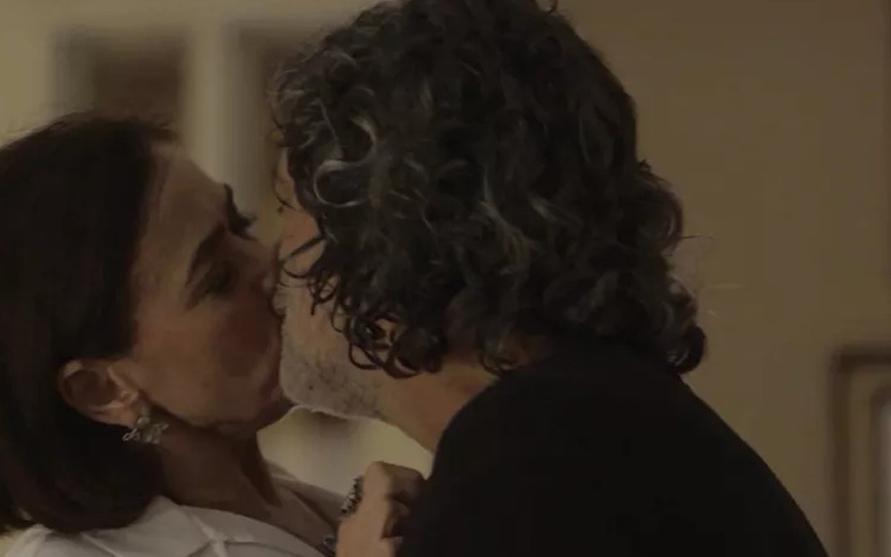 Murilo (Eduardo Moscovis) vai seduzir Valentina (Lilia Cabral) em cena de O Sétimo Guardião - Reprodução/TV Globo