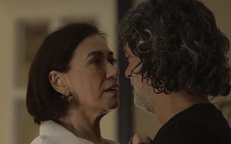 Valentina (Lilia Cabral) verá a marca de pata de gato nas costas de Murilo (Eduardo Moscovis) - Reprodução/TV Globo