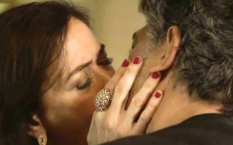 Murilo (Eduardo Moscovis) dará beijaço em Valentina (Lilia Cabral) em O Sétimo Guardião - Reprodução/TV Globo