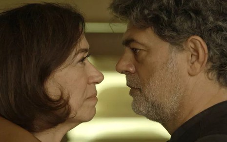 Valentina (Lilia Cabral) pressionará Murilo (Eduardo Moscovis) em cena de O Sétimo Guardião - Reprodução/TV Globo