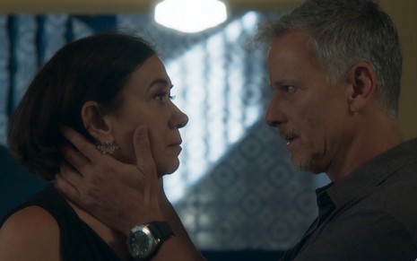 Sampaio (Marcello Novaes) vai tentar transar com Valentina (Lilia Cabral) à força em O Sétimo Guardião - Reprodução/TV Globo