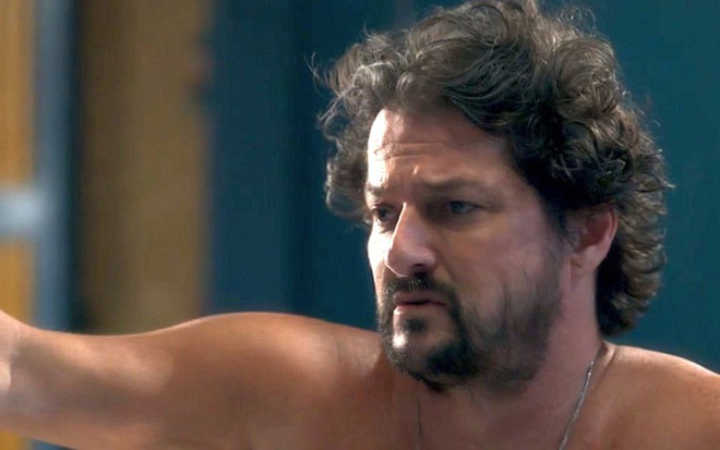 Marcelo Serrado (Nicolau) em cena de O Sétimo Guardião; machão apanhará de prostituta - Reprodução/TV Globo