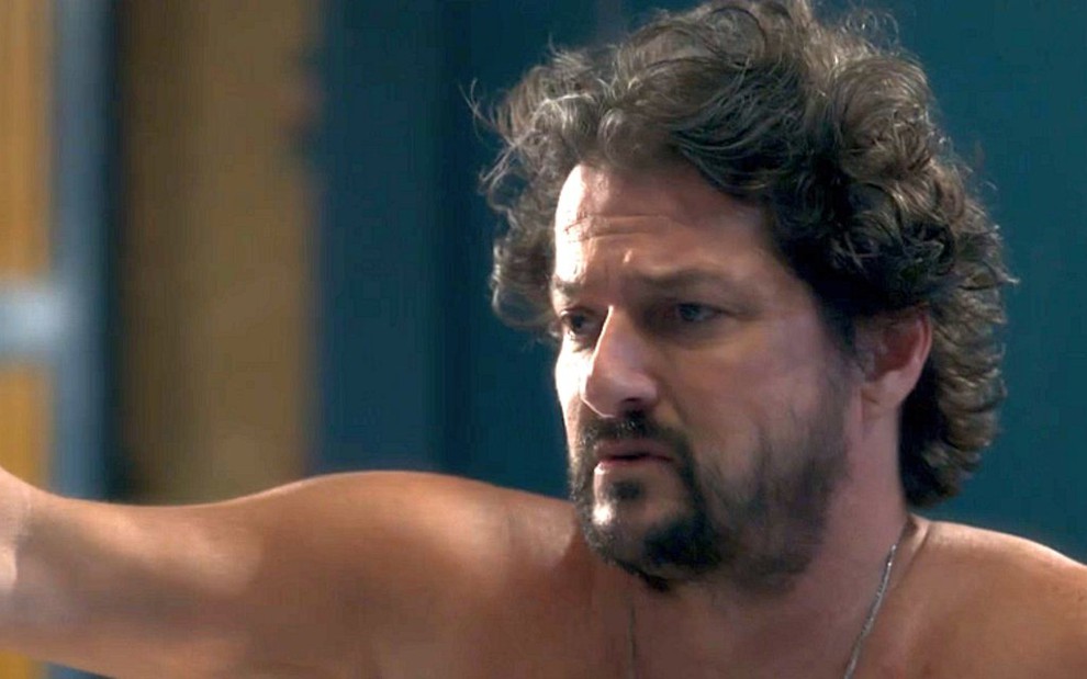 Marcelo Serrado (Nicolau) em cena de O Sétimo Guardião; machão apanhará de prostituta - Reprodução/TV Globo