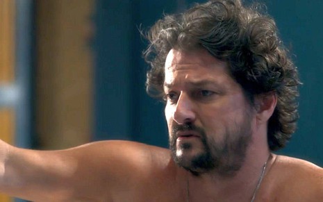 Marcelo Serrado (Nicolau) em cena de O Sétimo Guardião; machão apanhará de prostituta - Reprodução/TV Globo
