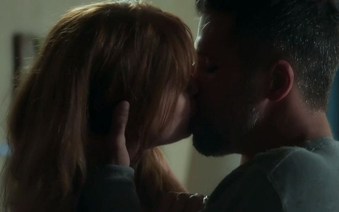 Luz (Marina Ruy Barbosa) vai procurar Gabriel (Bruno Gagliasso) para transar em O Sétimo Guardião - Reprodução/TV Globo