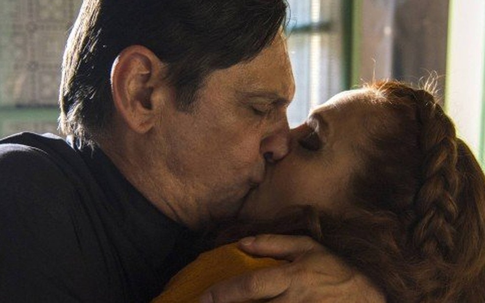 Jurandir (Paulo Miklos) atacará Milu (Zezé Polessa) com um beijaço em cena de O Sétimo Guardião - Estevam Avellar/TV Globo