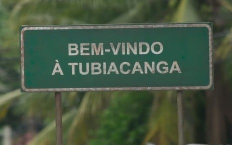 Erro gramatical na placa deixaria a professorinha Luz (Marina Ruy Barbosa) envergonhada - Reprodução/TV Globo
