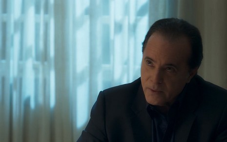 Olavo (Tony Ramos) mandará capanga levantar falsas provas contra o inimigo em O Sétimo Guardião - Reprodução/TV Globo