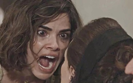 Stela (Vanessa Giácomo) avança em Mirtes (Elizabeth Savalla) em cena de O Sétimo Guardião - Reprodução/TV Globo