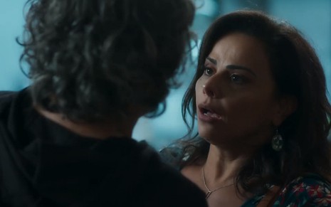 Neide (Viviane Araújo) fica em choque ao reencontrar Murilo (Eduardo Moscovis) em O Sétimo Guardião - Reprodução/TV Globo