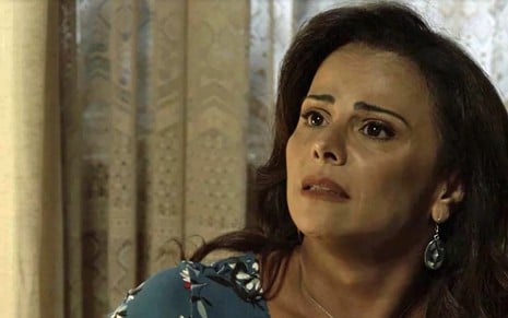 Neide (Viviane Araújo) em choque durante cena de O Sétimo Guardião: morte da filha será um baque - Reprodução/TV Globo