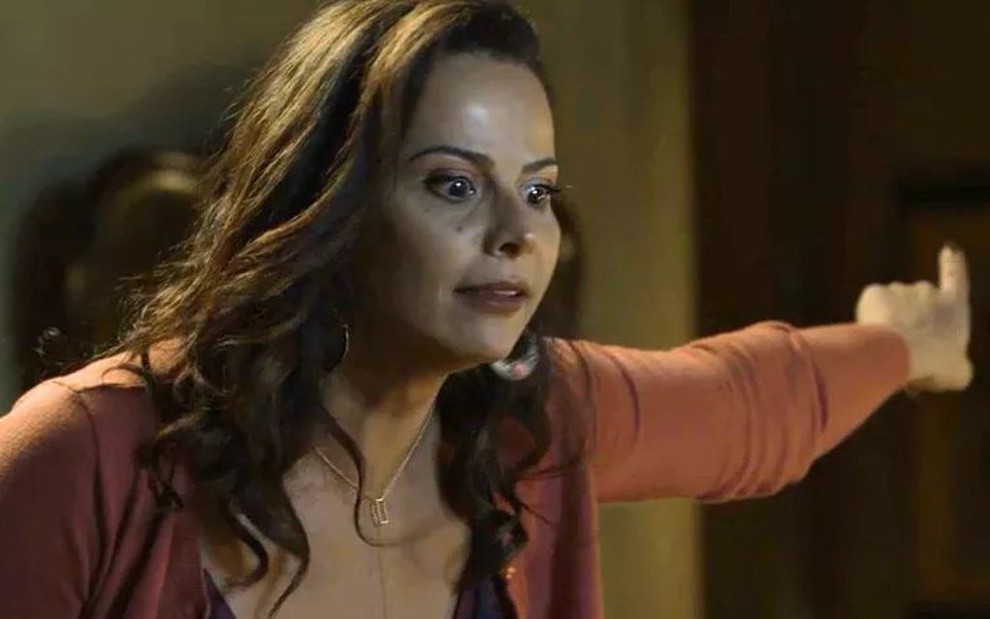 Neide (Viviane Araújo) tentará expulsar a mãe de casa em cena de O Sétimo Guardião - Reprodução/TV Globo
