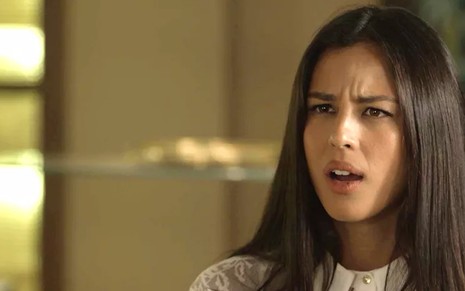 Laura (Yanna Lavigne) vai perder a paciência com o amante em O Sétimo Guardião - Reprodução/TV Globo