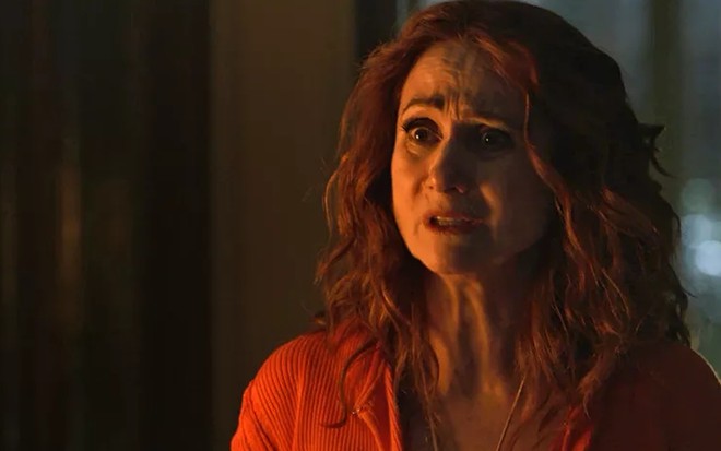Milu (Zezé Polessa) temerá ser a próxima vítima do serial killer em O Sétimo Guardião - Reprodução/TV Globo