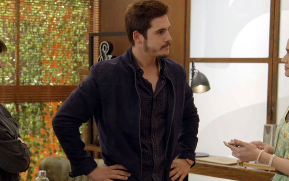 Betina (Cleo) prova a Marocas (Juliana Paiva) que beijou Samuca (Nicolas Prattes) em O Tempo Não Para - Reprodução/TV Globo