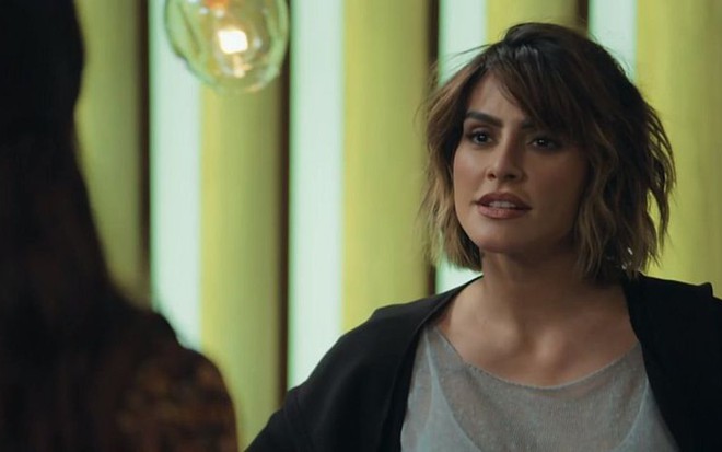Betina (Cleo) vai ser expulsa do apartamento do ex-noivo e ficará só de toalha em O Tampo Não Para - Reprodução/TV Globo