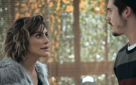 Samuca (Nicolas Prattes) estranhará o comportamento obsessivo de Betina (Cleo) em O Tempo Não Para - Reprodução/TV Globo