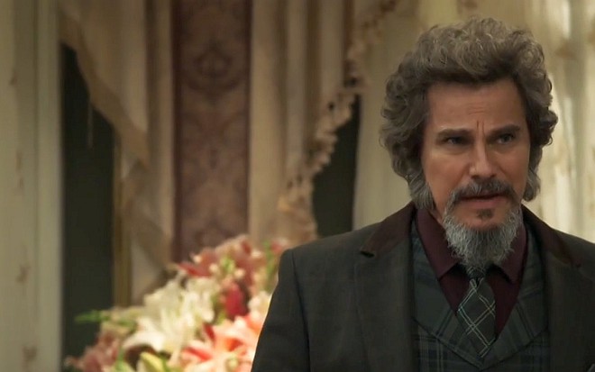 Dom Sabino (Edson Celulari) vai se comunicar por bilhetes com familiares em O Tempo Nâo Para - Reprodução/TV Globo