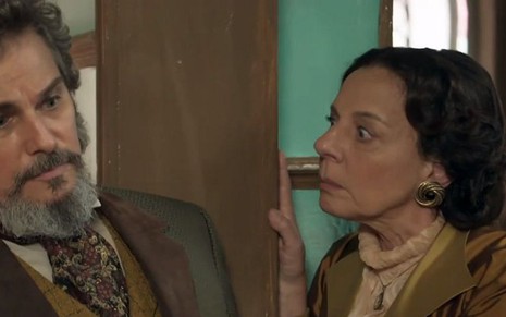 Agustina (Rosi Campos) ficará furiosa ao ter o nome trocado por dom Sabino (Edson Celulari) na cama - Reprodução/TV Globo
