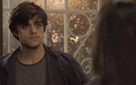 Elmo (Felipe Simas) ficará decepcionado ao descobrir que o melhor amigo está saindo com sua ex - Reprodução/TV Globo