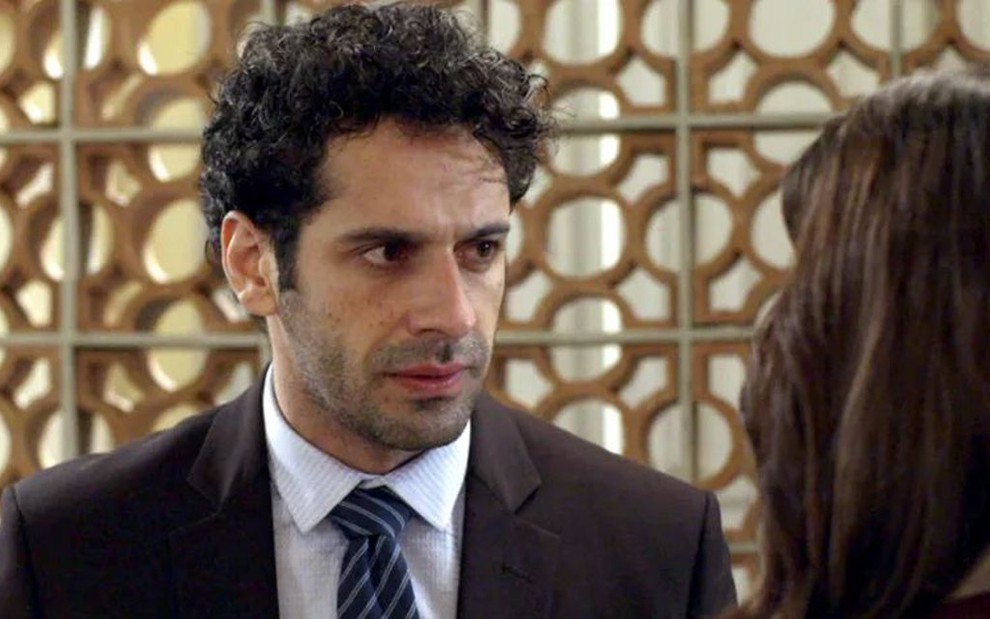 Emílio (João Baldasserini) dará em cima de Marocas (Juliana Paiva) e acabará demitido - Reprodução/TV Globo