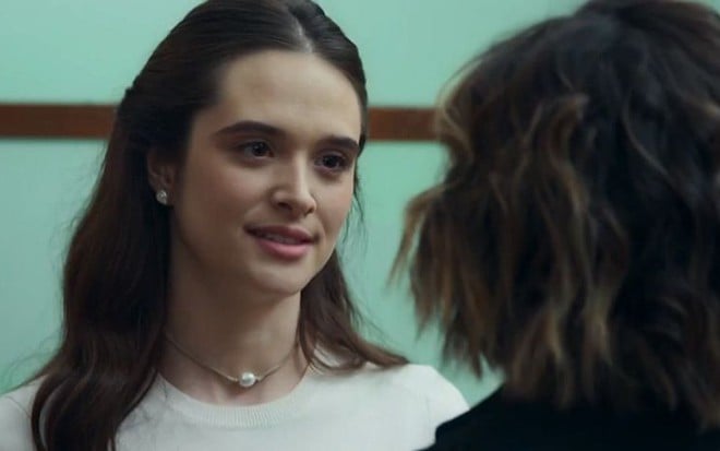 Marocas (Juliana Paiva) e Betina (Cleo) se enfrentam em cena de O Tempo Não Para - Reprodução/TV Globo