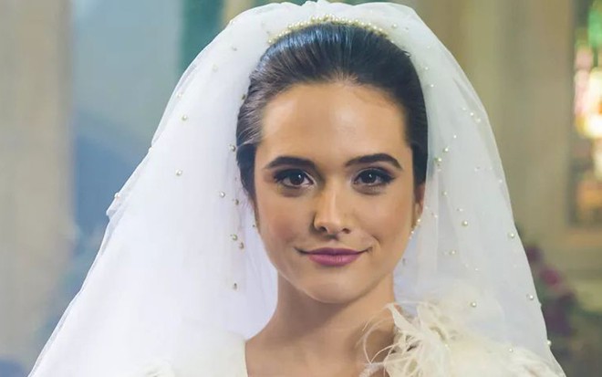 Marocas (Juliana Paiva) momentos antes de subir ao altar em cena de O Tempo Não Para - Paulo Belote/TV Globo