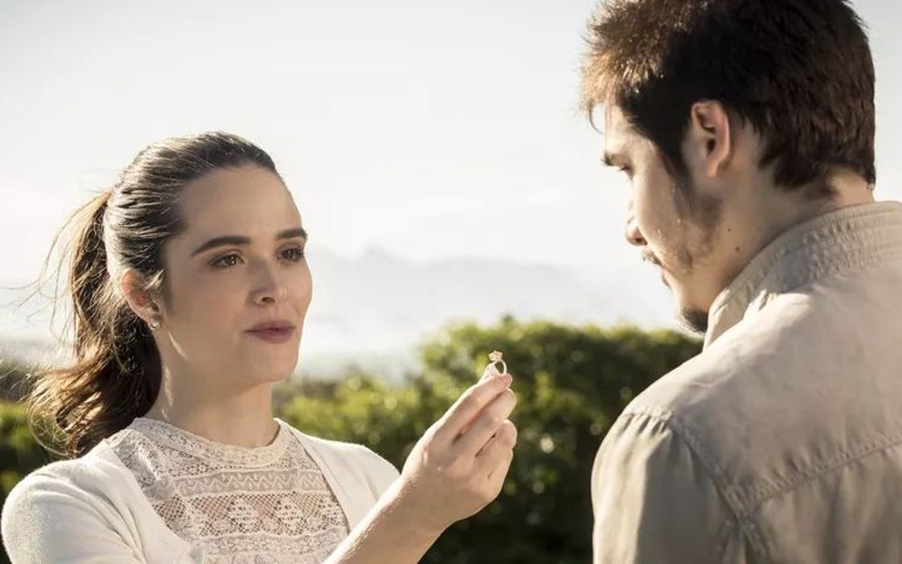 Marocas (Juliana Paiva) se sente traída pelo noivo e rompe relação em O Tempo Não Para - Isabella Pinheiro/TV Globo