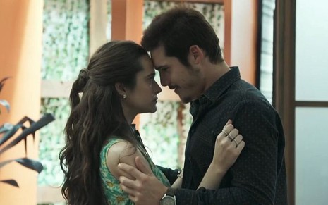 Marocas (Juliana Paiva) se afastará de Samuca (Nicolas Prattes) para evitar cair em tentação - Reprodução/TV Globo
