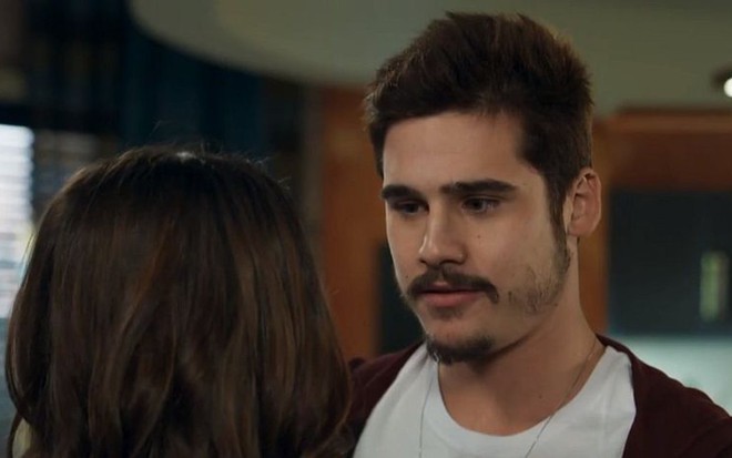 Samuca (Nicolas Prattes) ficará em choque ao descobrir que a ex-congelada está noiva do vilão - Reprodução/TV Globo