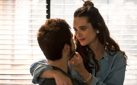 Marocas (Juliana Paiva) consola Samuca (Nicolas Prattes) em cena de O Tempo Não Para - Fabiano Battaglin/TV Globo