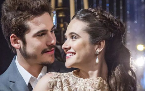 Samuca (Nicolas Prattes) e Marocas (Juliana Paiva) ficarão noivos pela segunda vez em O Tempo Não Para - Paulo Belote/TV Globo
