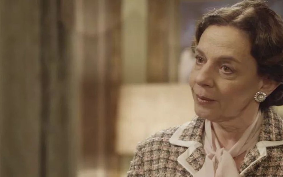 Agustina (Rosi Campos) vai desistir da separação diante do juiz em O Tempo Não Para - Reprodução/TV Globo