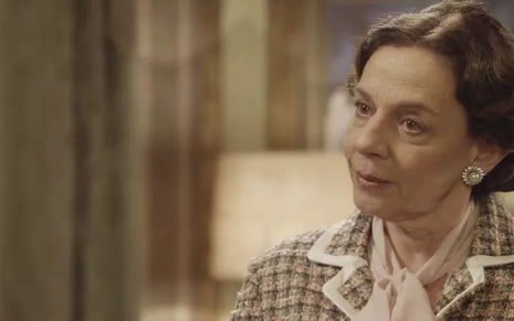 Agustina (Rosi Campos) vai desistir da separação diante do juiz em O Tempo Não Para - Reprodução/TV Globo