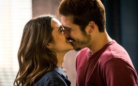 Marocas (Juliana Paiva) e Samuca (Nicolas Prattes) vão ficar noivos novamente em O Tempo Não Para - Reprodução/TV Globo