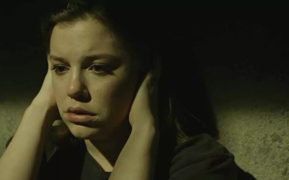 Dalila (Alice Wegmann) na cadeia em cena de Órfãos da Terra, novela das seis da Globo