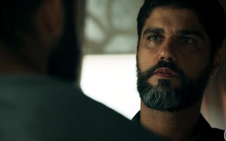 Hussein (Bruno Cabrerizo) em cena da novela das seis da Globo; personagem voltará à história no próximo dia 6 - Reprodução/TV Globo