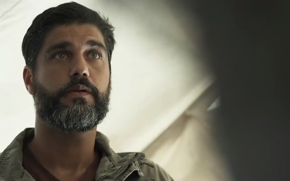 Hussein (Bruno Cabrerizo) partirá para o Brasil após sobreviver ao atentado em Órfãos da Terra - Reprodução/TV Globo
