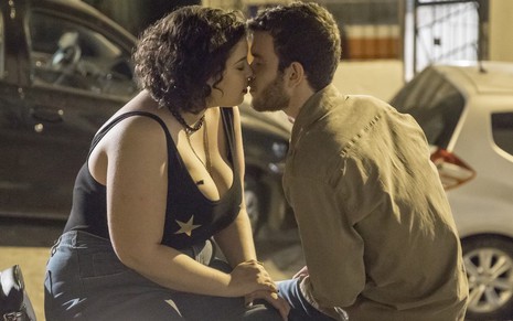 Cibele (Guilhermina Libanio) e Davi (Vitor Thiré) se beijam em cena da novela das seis da Globo - Reprodução/TV Globo